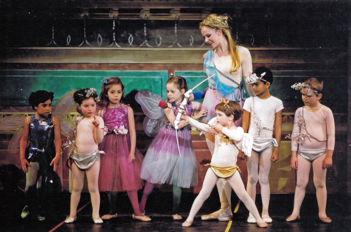 ghjctymrf's tweet photo. @chester_tang @sabrinatreides Chalamet literally performed ballet as a child. https://t.co/Os0Ce94GP8