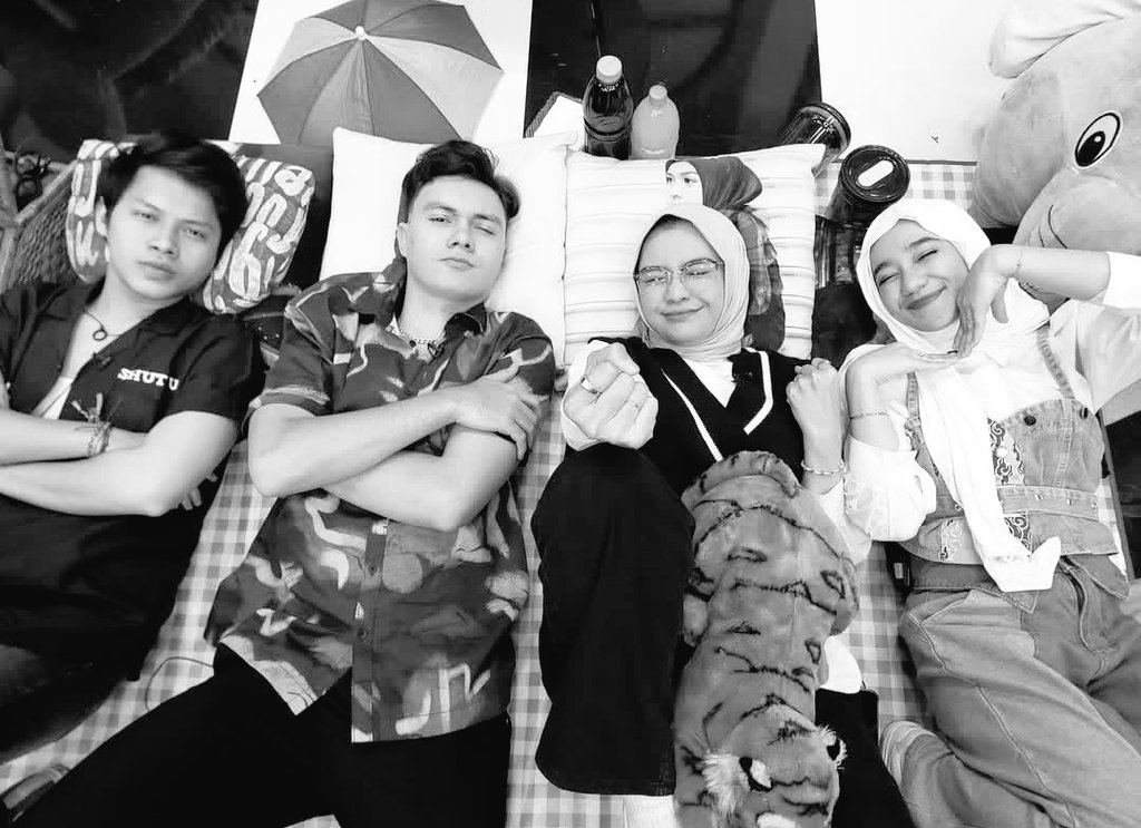 awwsella tweet media