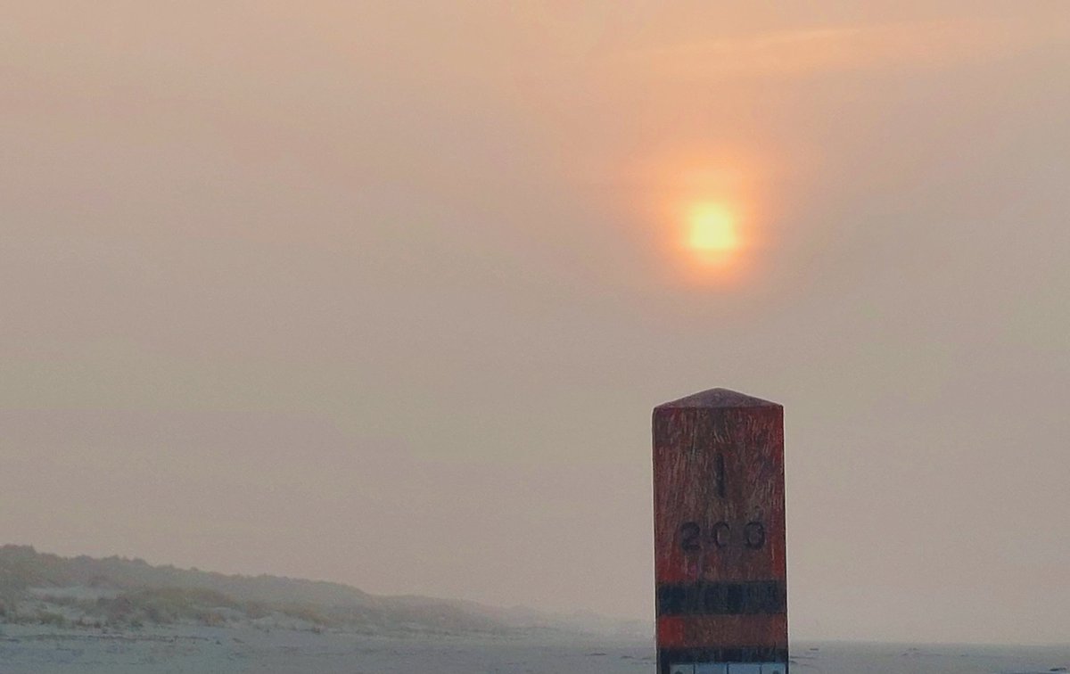 HettieZurMuhlen's tweet photo. Sfeervol 'mistig' zonnetje ๐
Ik hou van dit weer, met nรฉt een beetje vocht in de lucht, fijne avond ๐ #Ameland #zonsondergang #sfeervol #stil #heiig https://t.co/xFt0gWh4VJ