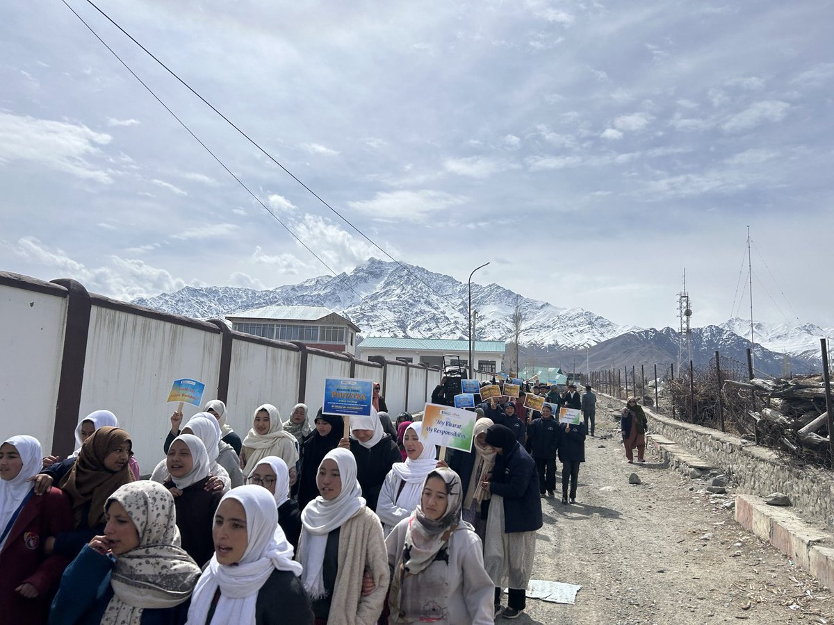MYBKargil's tweet photo. Walking with purpose 
On Shaheed Diwas, a Padyatra was organized with the theme“My Bharat, My Responsibility.”
Every step symbolizes unity, discipline, and commitment towards the nation. https://t.co/tb9tDxWqEi