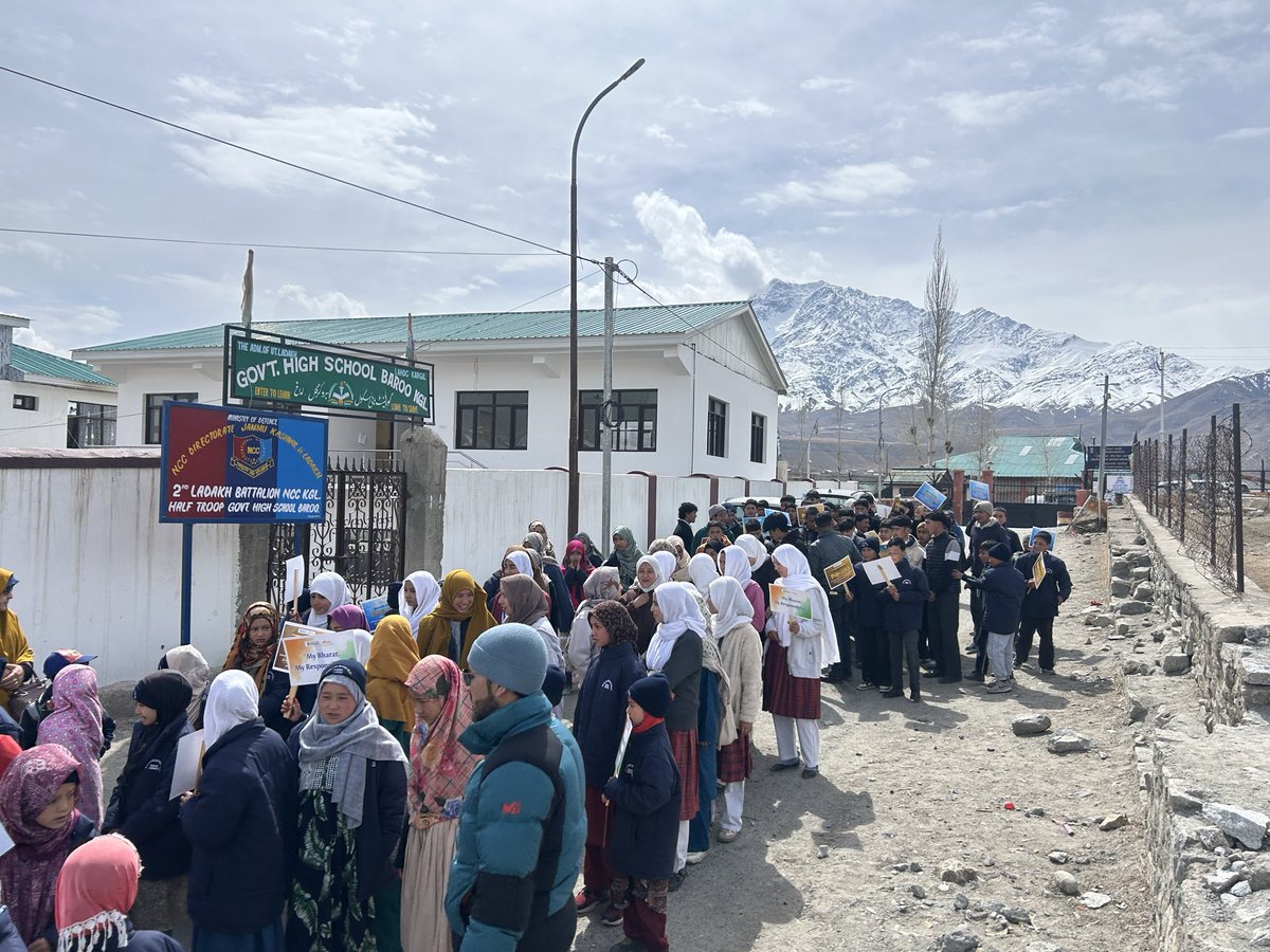 MYBKargil's tweet photo. Walking with purpose 
On Shaheed Diwas, a Padyatra was organized with the theme“My Bharat, My Responsibility.”
Every step symbolizes unity, discipline, and commitment towards the nation. https://t.co/tb9tDxWqEi
