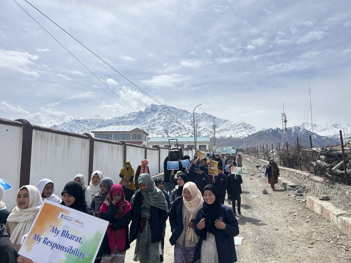 MYBKargil's tweet photo. Walking with purpose 
On Shaheed Diwas, a Padyatra was organized with the theme“My Bharat, My Responsibility.”
Every step symbolizes unity, discipline, and commitment towards the nation. https://t.co/tb9tDxWqEi
