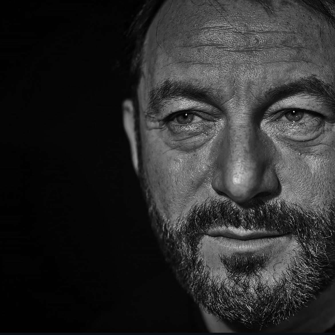 granduncan's tweet photo. daily fix of jason isaacs

(photographed by Lee Strickland) https://t.co/QXw1I9TSnN