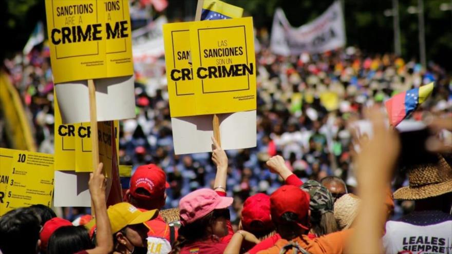 ColinaMaili's tweet photo. Al cierre de 2025, Venezuela registró un total de 1,081 Medidas Coercitivas Unilaterales (MCU). Estas sanciones no son simbólicas; representan un ataque directo a la capacidad del Estado para financiar servicios básicos. 
#CeseDeSanciones
#NoMásSanciones
#Venezuela https://t.co/eEEe9UFgHM