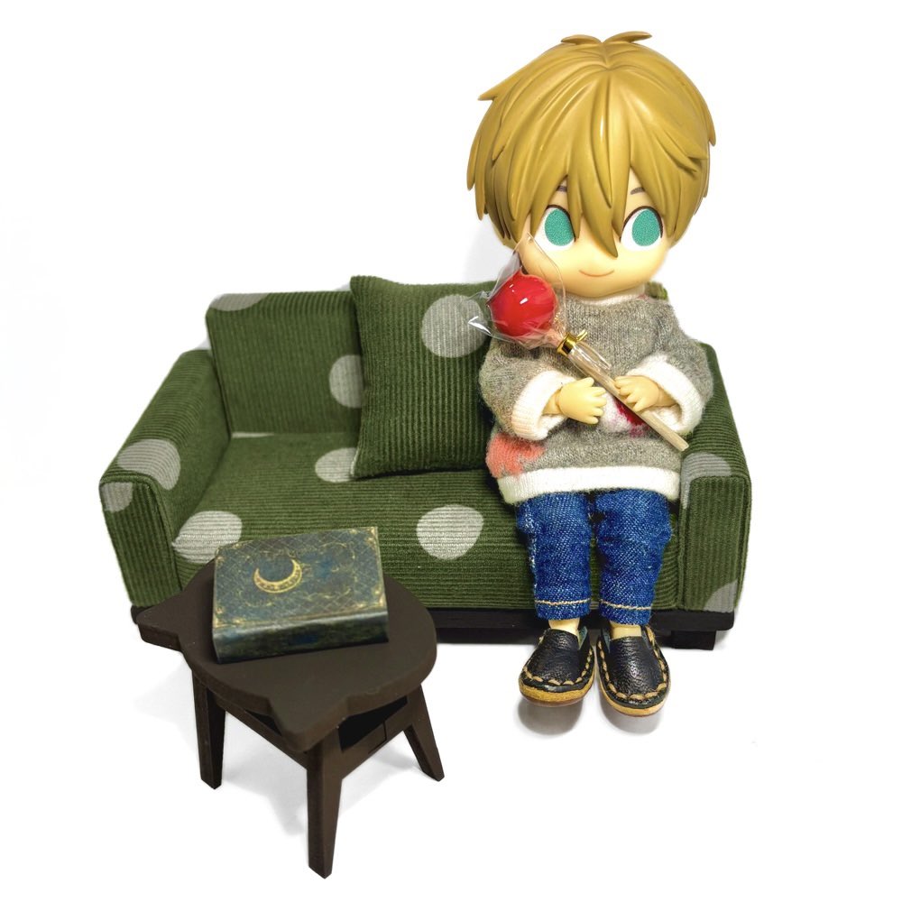 artVarieではお隣の <a href="/mini_korobo/">ころぼっくるのミニチュア工房</a> ころぼっくるのミニチュア工房さんからかわいいりんご飴を。

アイドール東京ではお隣の <a href="/an0902mini/">あん@3/21アイドール東京D44</a> アルケミーアンティークさんで素敵な本を買いました。

かわいい小物良いですねヽ(*´∀`)ﾉ