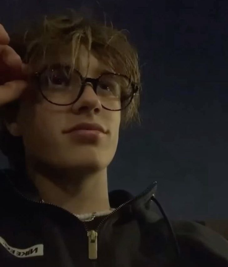 ★ ⭒ moonie tweet media