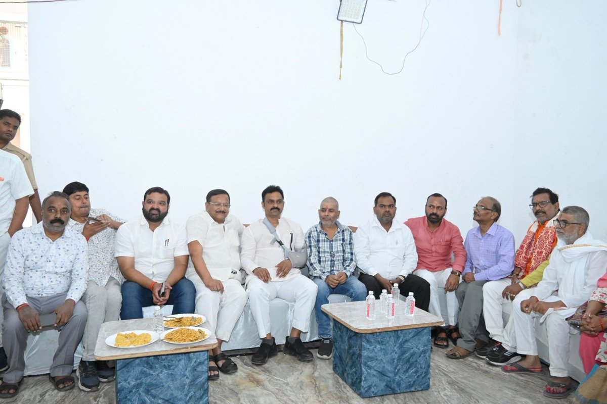 #बांसगाँव_लोकसभा क्षेत्र अंतर्गत नगर पंचायत चौरी चौरा में श्री राजन जायसवाल जी के पिताजी के ब्रह्मभोज कार्यक्रम में सम्मिलित होकर श्रद्धांजलि अर्पित की।

ईश्वर पुण्य आत्मा को अपने श्री चरणों में स्थान दे।

ॐ शान्ति🙏