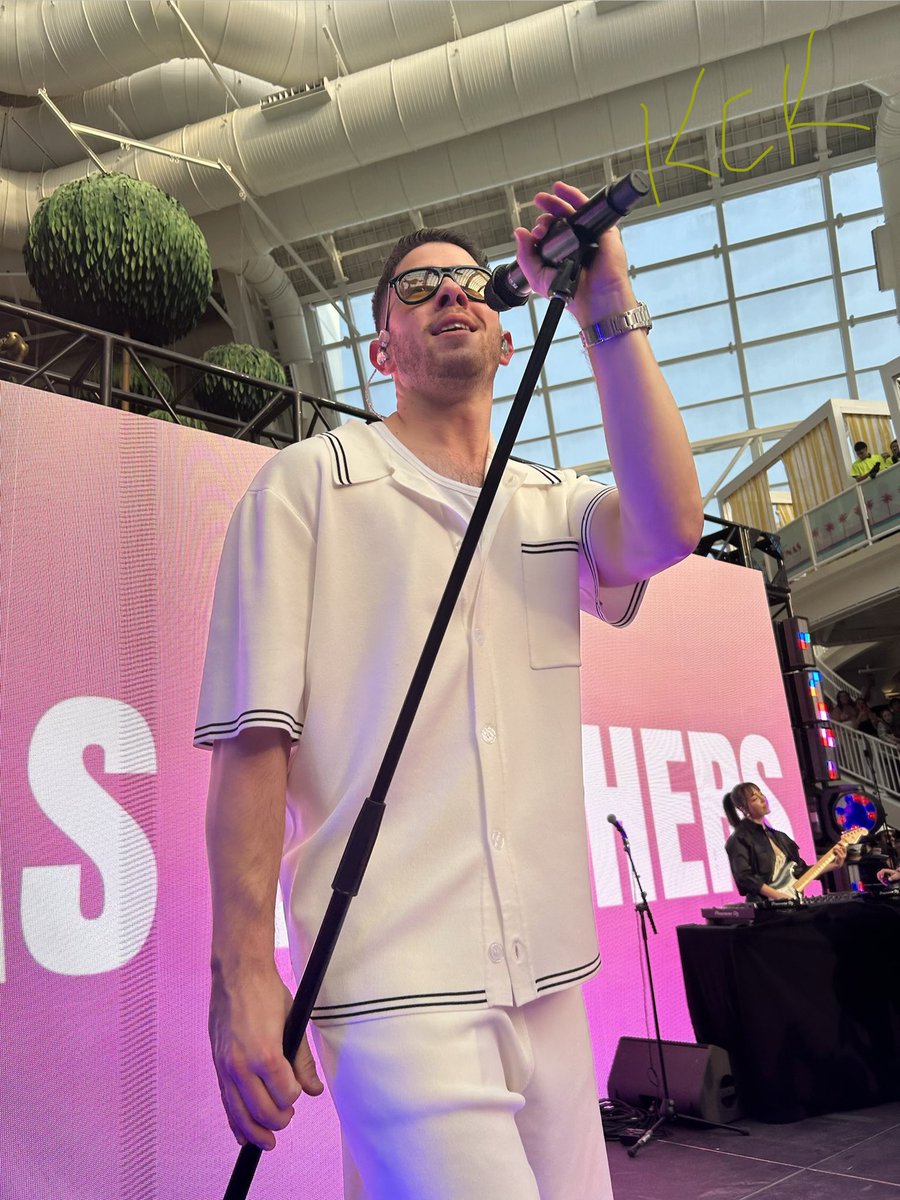 underdog_Kelly's tweet photo. @JONASCON2025 @jonasbrothers Where 2 begin… @JONASCON2025 was the absolute best. I was fortunate 2 be up front 4 both of my sessions, signing the van meant a lot 2 me as a fan from 06’, going back 2 a mall was extra special bc it brought back so many wonderful memories. ❤️ u @jonasbrothers - Kelly &amp; Mom https://t.co/lAjXVcLm7d