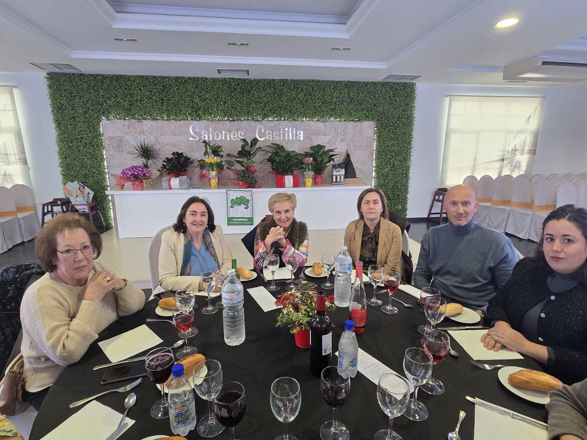 QuintanillaCarm's tweet photo. Emocionante jornada de convivencia en Bolaños de Calatrava por el #8M. 💜 Un placer presidir esta comida de AFAMMER rodeada de mujeres valientes y comprometidas. Gracias a todas las asistentes y al @AytoBolanos por acompañarnos. ¡Sigamos avanzando juntas!
#Igualdad #8M #AFAMMER https://t.co/WbUXEP5Tf4