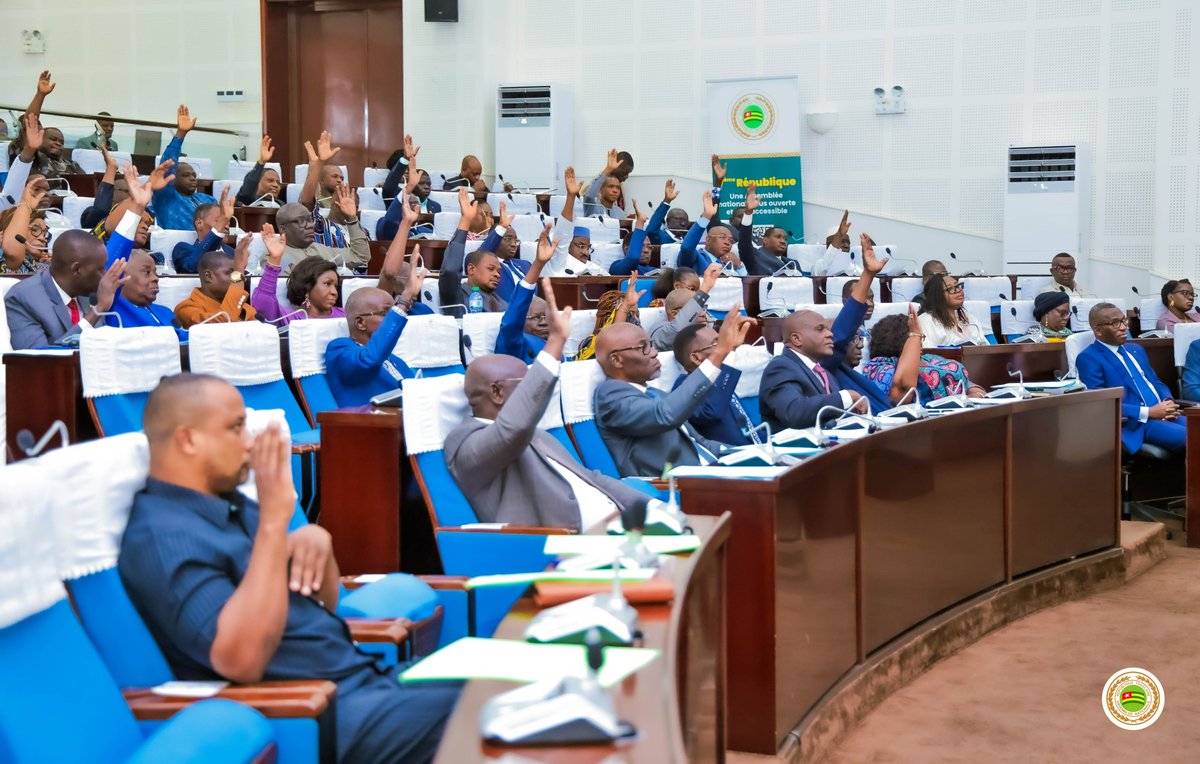 assnatTogo's tweet image. Les députés ont adopté définitivement, ce lundi 23 mars 2026, à l’unanimité, quatre projets de loi, après leur adoption dans les termes identiques par le #Sénat, seconde chambre du Parlement. 
Il s’agit du projet de loi modifiant et complétant la loi-cadre sur l’environnement, du