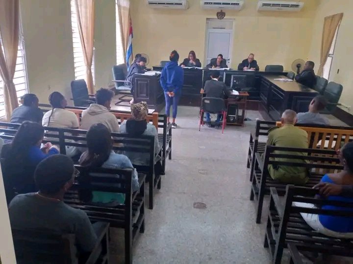 #TribunalesCubanos Acto judicial, hoy, con carácter ejemplarizante, en el Tribunal Provincial avileño, giró en torno al nocivo asunto de la droga.
Oportuna fue a presencia de estudiantes es la sala.
Al acusado de le impusieron ocho años de privación de libertad