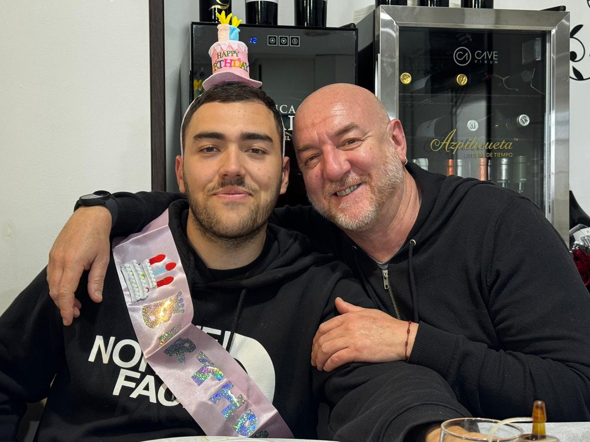 Hoy es tu 25 cumpleaños, todos esos besos y abrazos que no puedo darte este día por estar lejos de casa. Pero esa distancia no impide que nos sintamos plenamente orgullosos de ti y rememos todos en la misma dirección para que consigas alcanzar tu objetivo 👩‍🚒🚨🚒
TE QUIERO MUCHO