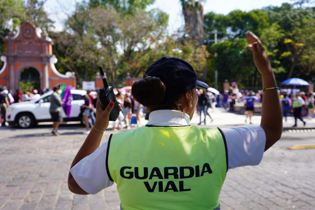 CNqueretaro's tweet photo. #Querétaro 💬 | Fortalece @FeliFerMacias el orden y la tranquilidad con estrategia de seguridad municipal👮🏻♀️
• Avanza estrategia de orden y tranquilidad con resultados de la Guardia Cívica, Auxiliar y Vial. 👉🏽 https://t.co/sWPjW1GhTz https://t.co/DLYslKkAsa