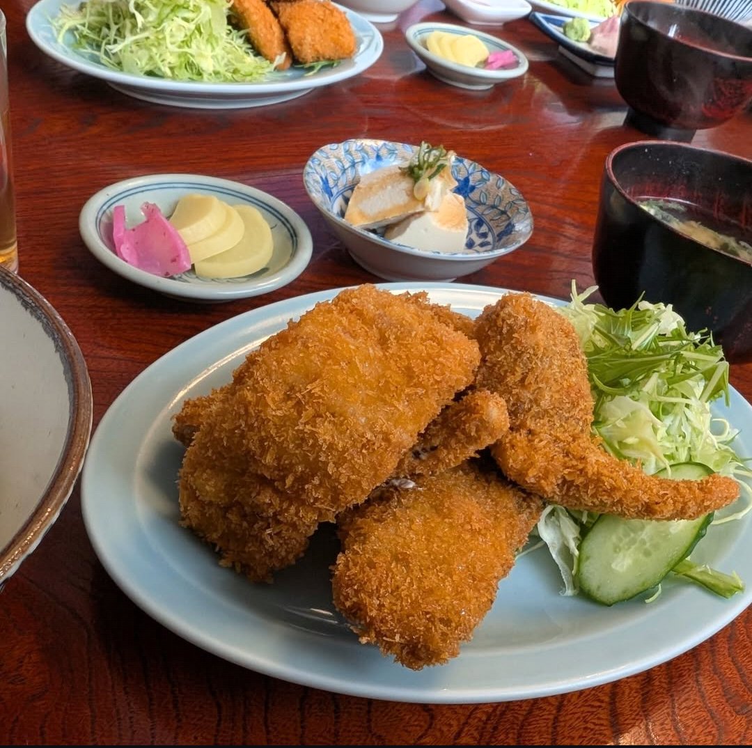 nubenchos's tweet photo. 千葉の房総の方行ったら是非行って欲しいのは「さすけ食堂」。
特にアジフライ好きな人は絶対行って欲しい！日本一美味しいアジフライって言われてて激並びしてるし無くなり次第終了だけど行って損は絶対無いくらいまじでフワフワで肉厚で美味しいから！ https://t.co/Mz2zdN0xbt