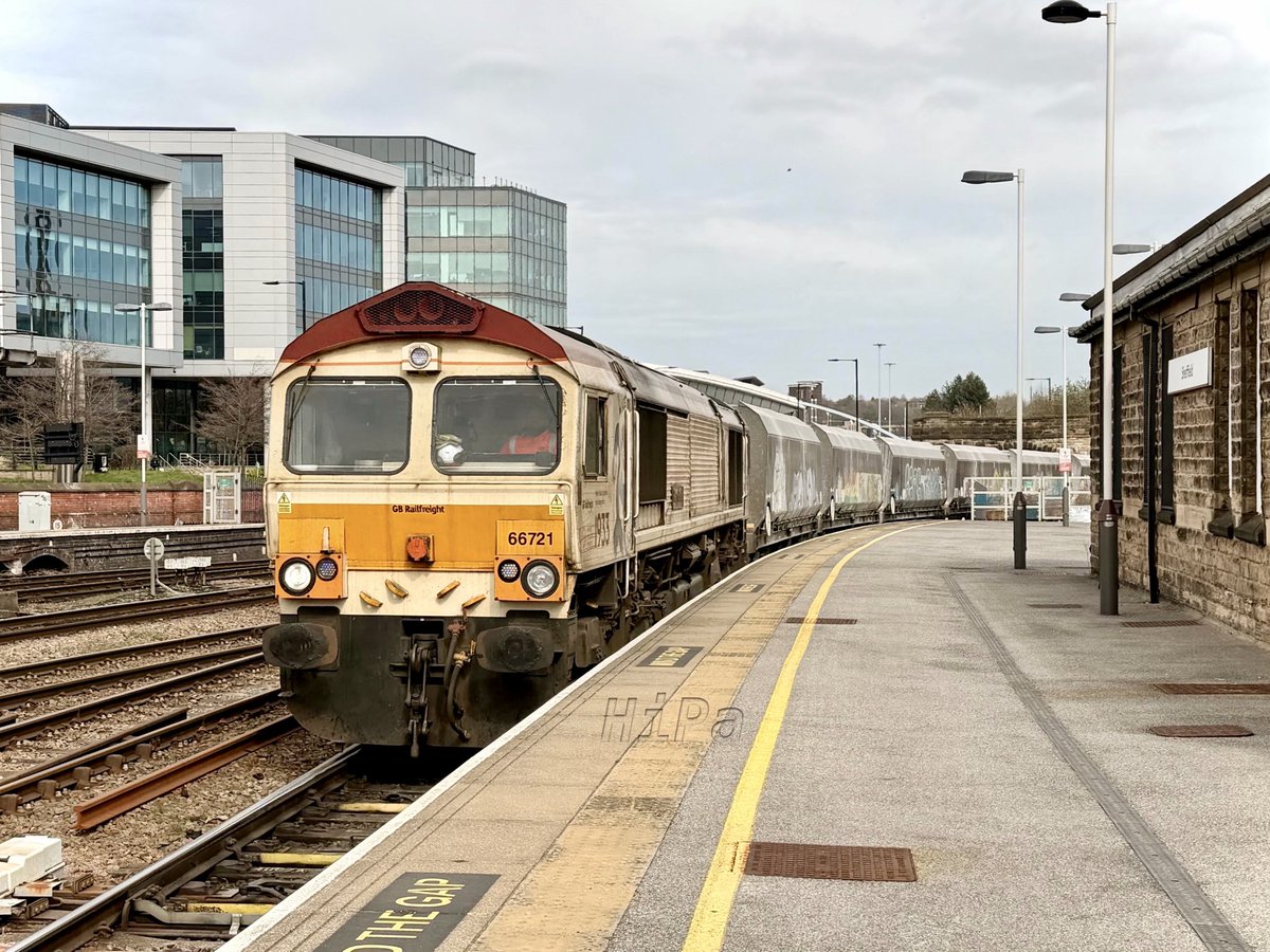 HiPa125's tweet image. GBRf #Class66 66721 ‘Harry Beck’ hauling 6M01 1051 Tinsley Yard &amp;gt; Bardon Hill through Sheffield