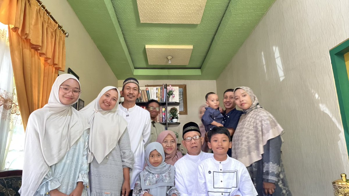 daunberg's tweet photo. Eid day 1 and day 3, cause spent another day casually in daster 😌✨🌙 https://t.co/r6Cwf7ceMG