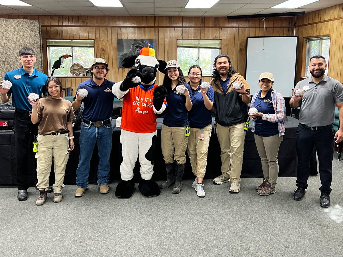 GladysPorterZoo's tweet image. Thank you to our friends at @cfabocachica for stopping by to drop off breakfast for our staff today! 
We appreciate all Chick-fil-A does for the Zoo!! 

#GPZoo #chickfila