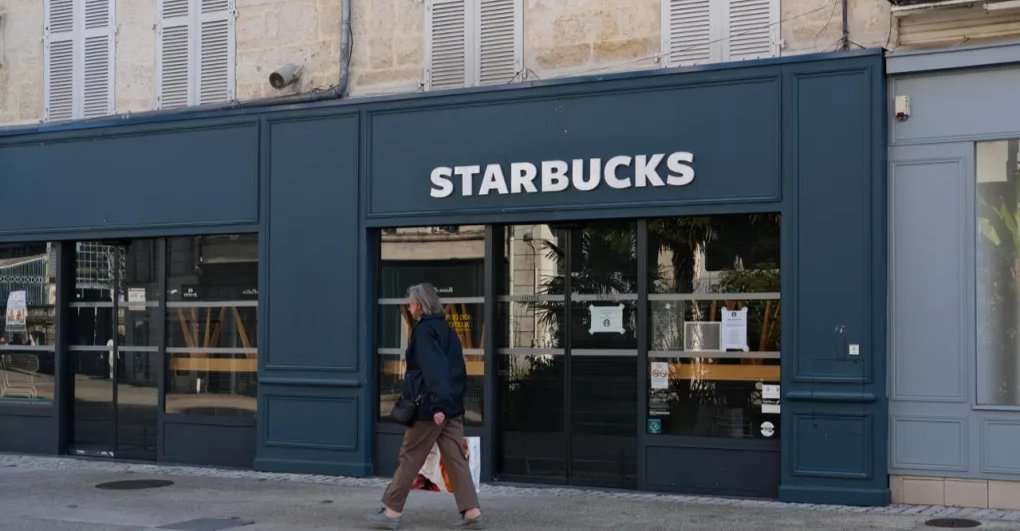 e_niort's tweet photo. #Niort. Le Starbucks de Niort ferme ses portes.
→ https://t.co/jwYI7e2FVN https://t.co/l8wt0N2E30