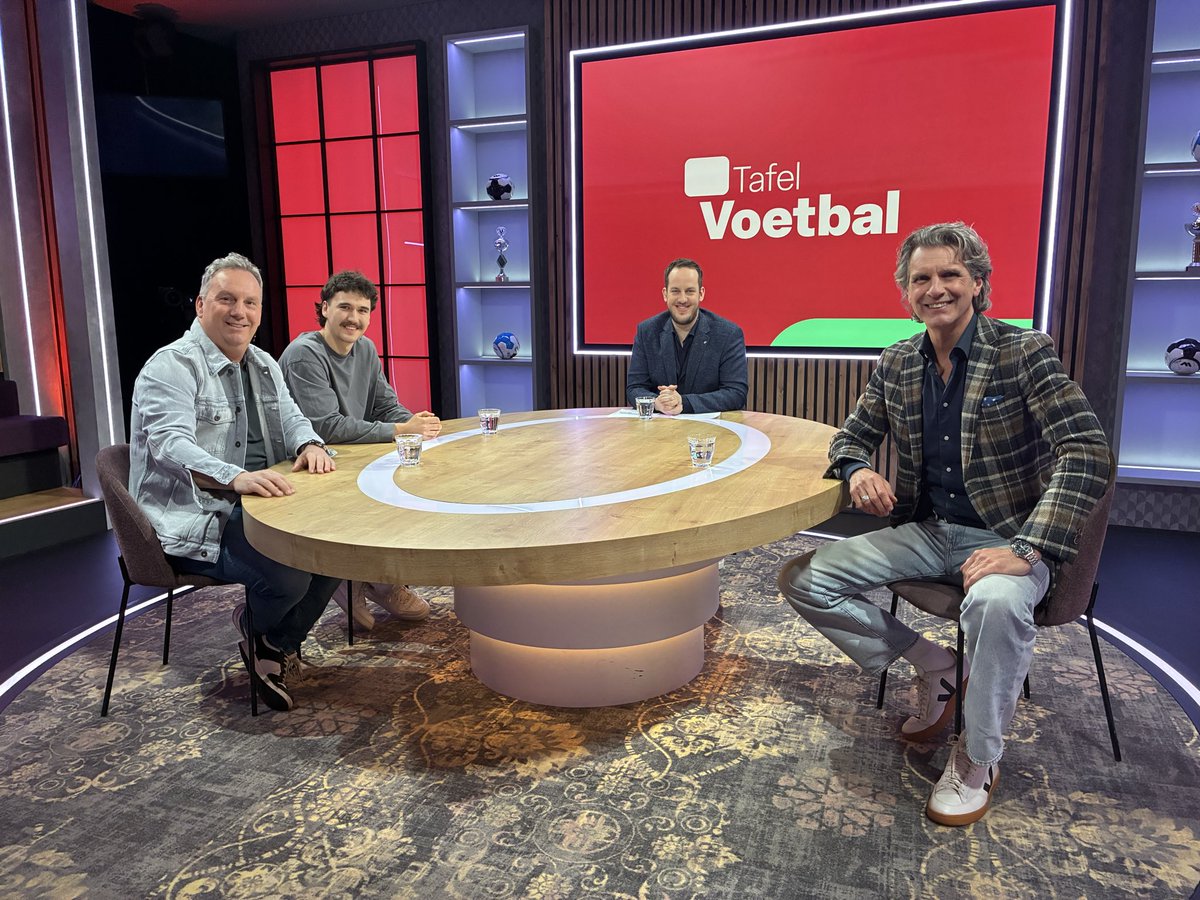 Een nieuwe #Tafelvoetbal! Te gast is <a href="/RodaJCKerkrade/">Roda JC Kerkrade</a>-speler Lucas Beerten. En natuurlijk zijn <a href="/ReginaldThal196/">Reginald Thal</a> en <a href="/MauriceGraef/">Maurice Graef</a> ook weer van de partij! Kijk nu naar #L1 of via l1.nl/l1tv