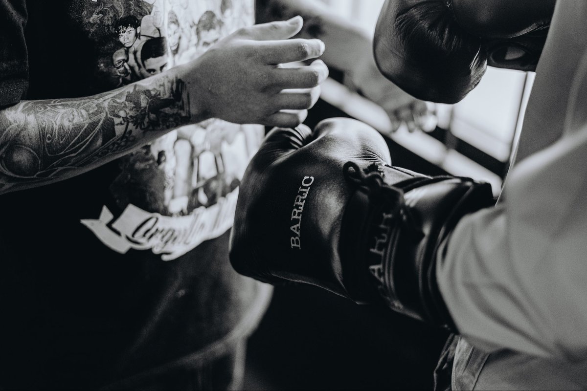 barricboxing's tweet photo. Smooth profile, Vintage Gold.

Clean lines and a precise fit, shaped with intent. Every panel is cut, stitched, and formed to sit exactly where it should. Built to perform, with nothing unnecessary.

#barric #barricboxing #heritagereborn #texasmade #handcrafted https://t.co/bV13DvNqIn