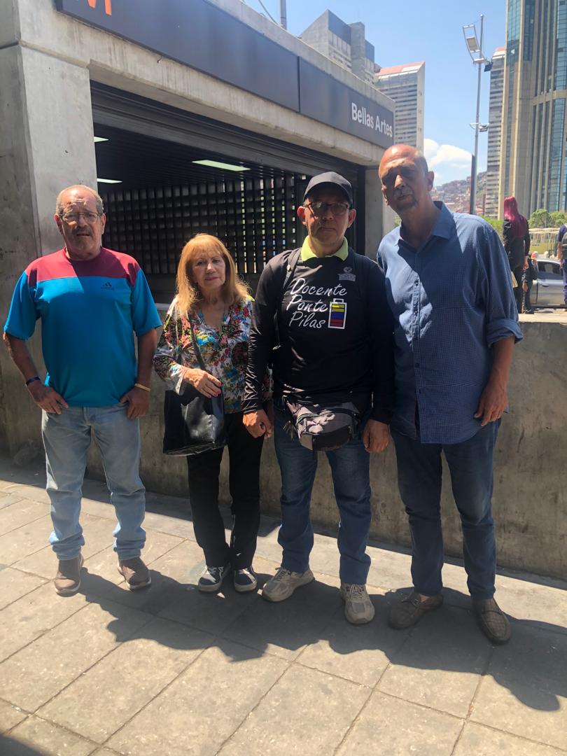 Trabajadores de diversos sectores, pensionados y jubilados, protestaron pacíficamente. Un efectivo de la PNB dijo que estaban presentes para resguardar a los manifestantes, pero lo que hicieron fue impedir que ejercieran el derecho a la protesta pautado en la constitución. #23Mar