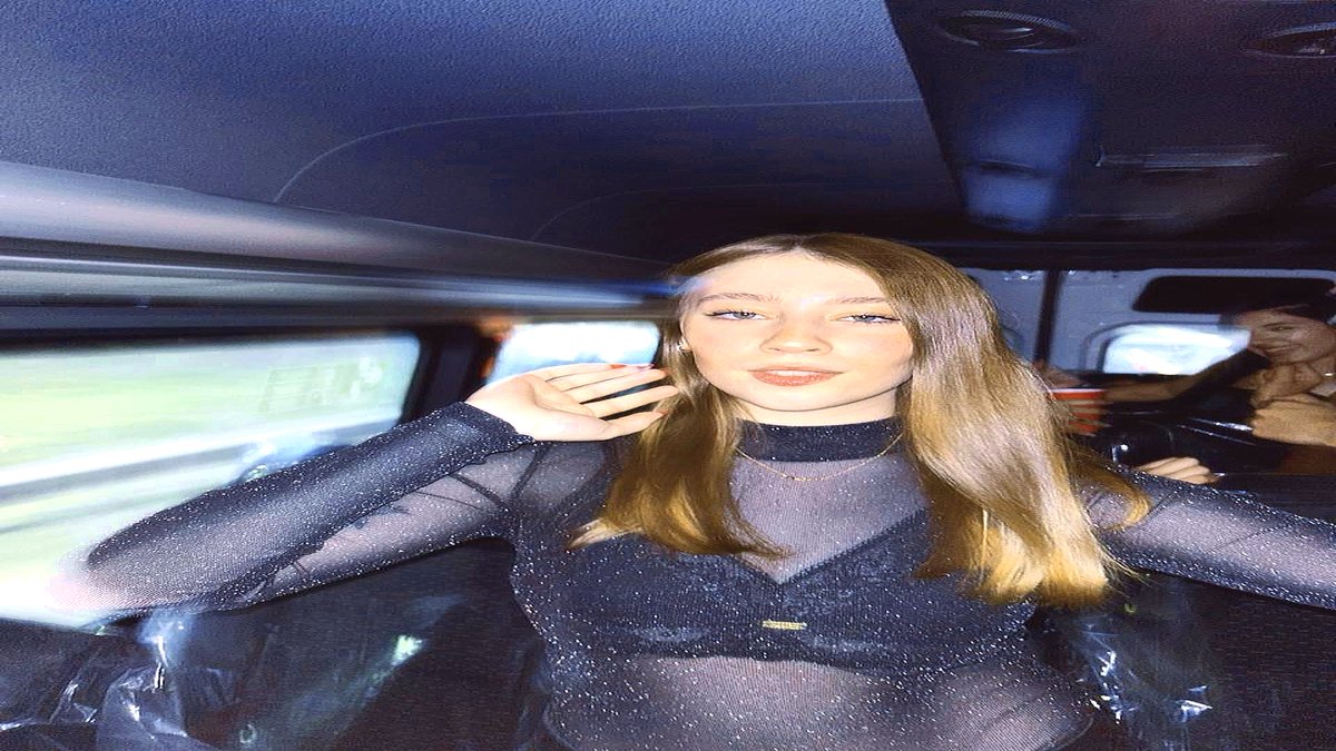 sarehergul's tweet image. Booked the stretch spoiler alert: we’re the plot twist 😂✨ #LimoNights #OutOut