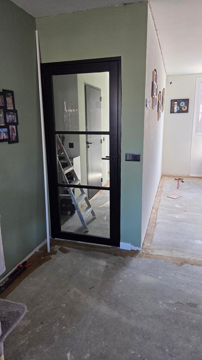 dinobreezy's tweet image. I am a bit more offline lately but we're in the middle of a big home renovation,  after a new roof and windows it's now painting and new flooring ⚒️💪🏻

#HomeImprovement #renovation #redecorating #verbouwen #busytimes