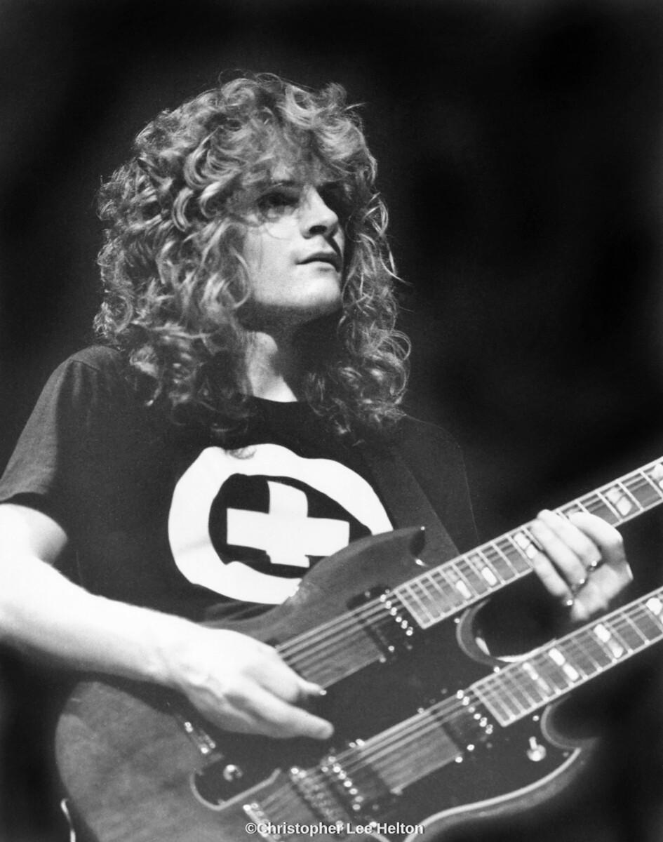 TeslaBand's tweet image. Taking you back to 1989 with a couple photos I came across of me and Frank.

We were out on tour with Poison at the time and promoting our 2nd album The Great Radio Controversy.

𝓙𝓮𝓯𝓯

Photos by Christopher Lee Helton

#poison  #MemoryLaneMonday