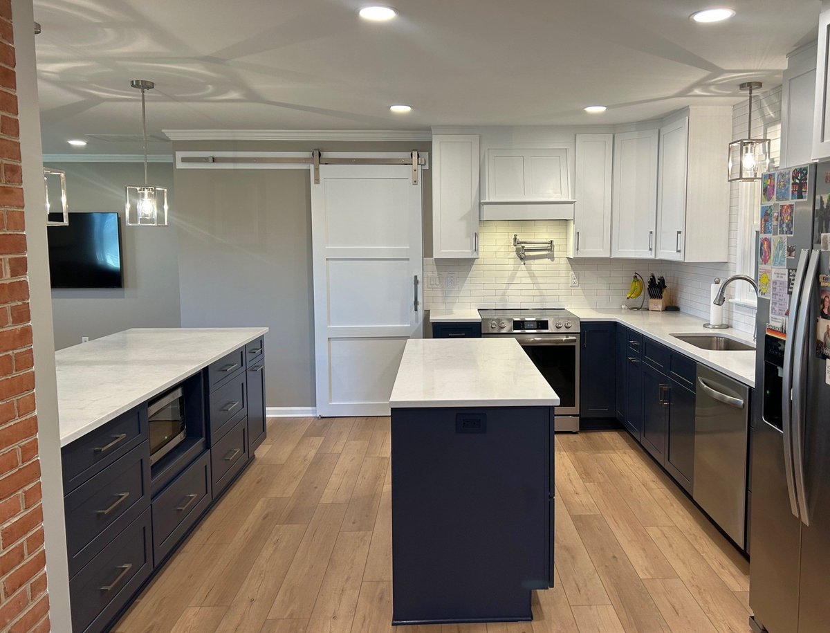 Talon9607's tweet photo. Who does quality design-build kitchen remodeling in the Frederick, Md area?
Talon Construction can help you with that. This renovation successfully balances a bold, high-contrast color palette with functional, space-saving features.
#kitchenremodel #designbuild #HomeImprovement https://t.co/YxwsuEjpok