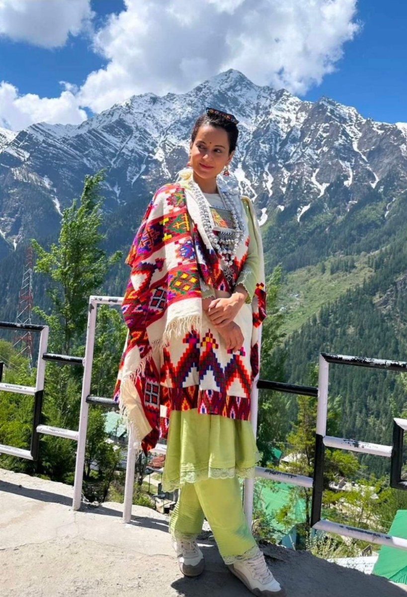 KartapThakur's tweet photo. @KanganaTeam मंडी संसदीय क्षेत्र की हमारी लोकप्रिय सांसद एवं सुप्रसिद्ध अभिनेत्री सुश्री कंगना रनौत जी आपको @AkashvaniAIR आकस्मिक उद्घोषक/प्रस्तोता परिवार की ओर से जन्मदिन की हार्दिक शुभकामनाएँ!🎂🥗
ईश्वर से प्रार्थना है आप सदैव स्वस्थ व दीर्घायु रहें।🙏
@aircaceu @aircacu @AIRBPA @AIRshimla https://t.co/9cs0xc2VZT