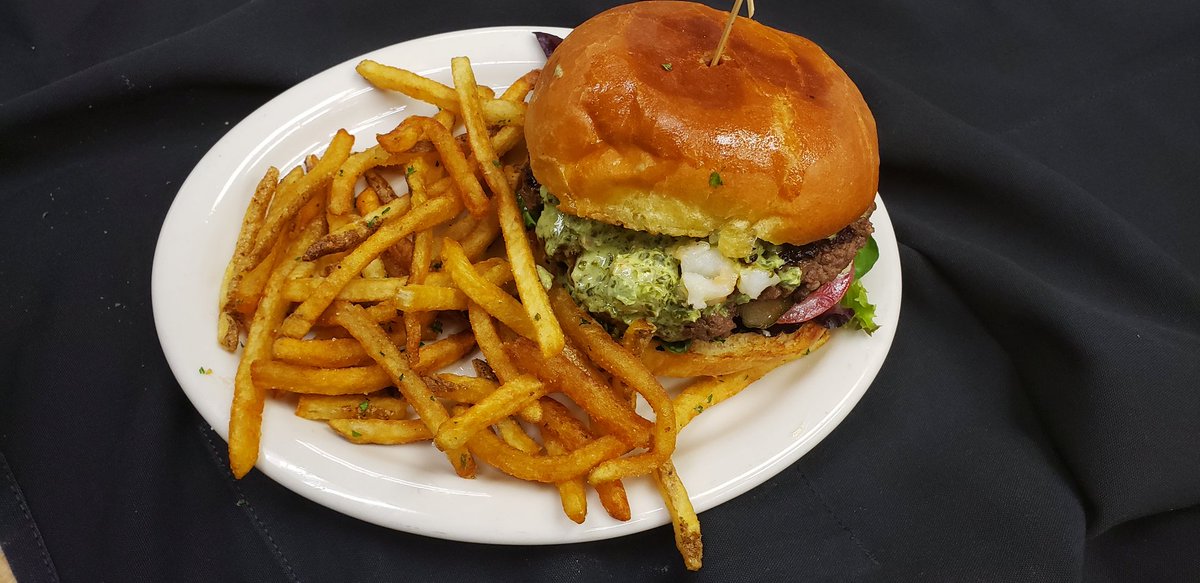 BackDoorBakery2's tweet photo. Craving some real flavor? Our Big &amp; Beefy Burger is a crowd-favorite. 🍔 Savor 6 ounces of Grass-Fed Angus Beef, fresh veggies, and our own Spicy Garlic dill pickles. All on a homemade Brioche Bun! 😋 #BackDoorBakeryCafe #BigNBeefy #FoodLove https://t.co/Q85otJ4IsD