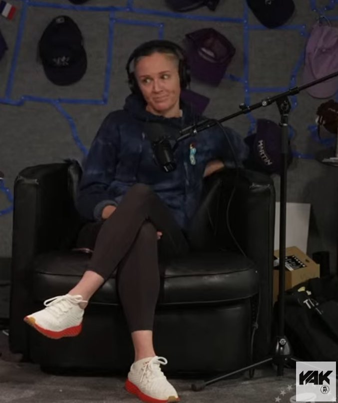 IsKateLookinRight? tweet media