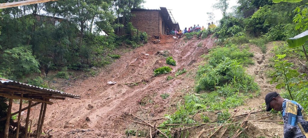 opaisonline's tweet image. Sociedade
Chuvas provocam três mortes após desabamento de casa em Pemba
#desabamentodeterra #chuva #pemba #opaisonline #opais #gruposoico  
opais.co.mz/chuvas-provoca…