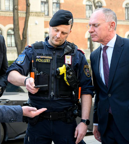 Ich würd dem Innenminister ja die Finger scannen. Aber natürlich zeigt der nicht seine dreckige Hand her sondern will nur uns anständige Bürger überwachen