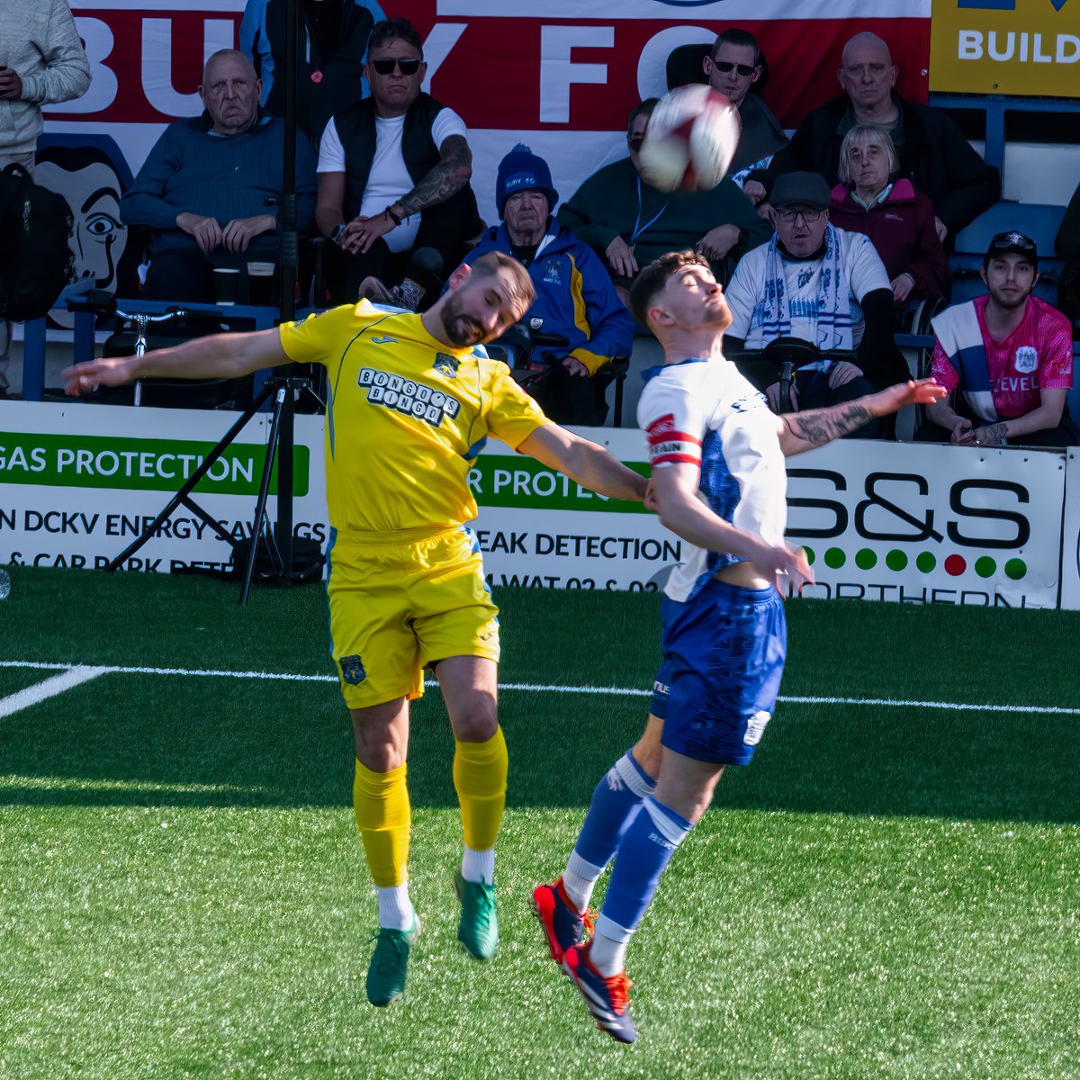 GomboczSteve's tweet image. Heading the ball during the game Bury v Bootle on 21/3/26, sometimes with eyes closed.  #BuryFC #PartOfIt @whitebluearmy @buryfcofficial #bfc140 #shakers