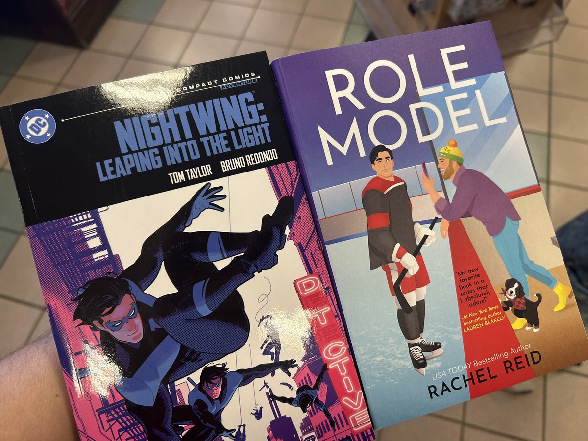 terasvamp's tweet photo. comic/barnes and noble haul from last wednesday https://t.co/bFLL8soaYj