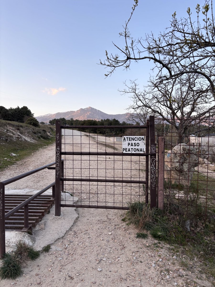 Hola <a href="/Moralzarzal/">Ayuntamiento de Moralzarzal</a>. Puerta rota en entrada a Matarrubia. A la altura de Cerrillo de las Pozas 9. Se ha ido la soldadura de la bisagra y la puerta puede caerse. Se ruega reparación. Gracias.