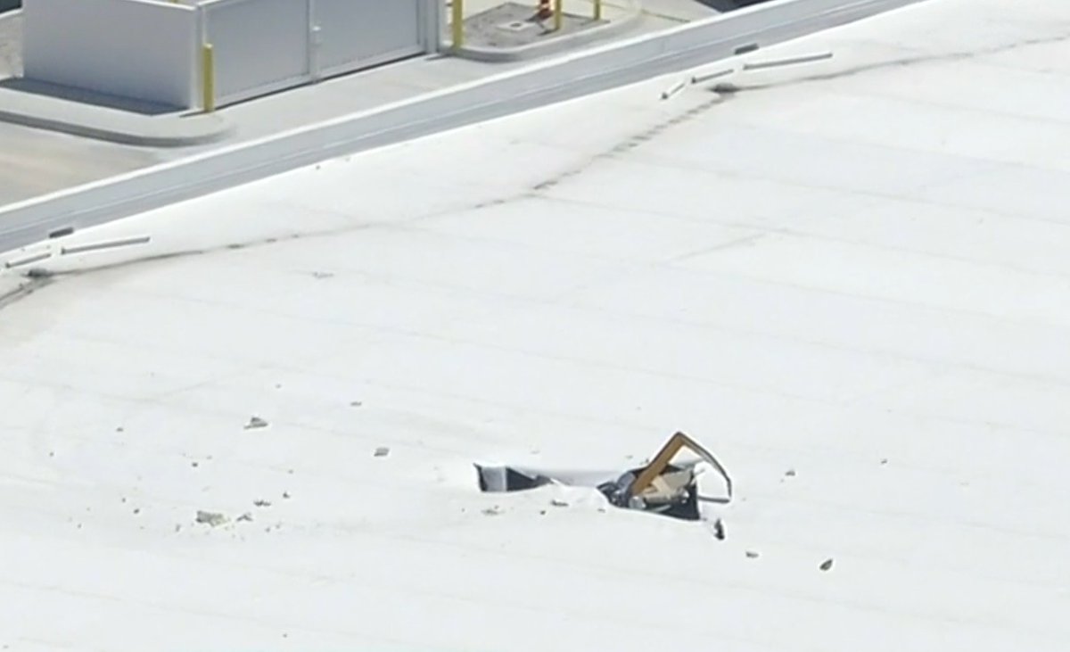 upuknews1's tweet image. #BREAKING: Photos of a helicopter has crashed into a building in Boynton Beach, Florida, tearing through the roof. Emergency crews are on the scene as authorities assess damage and possible injuries.

#Florida #HelicopterCrash #BoyntonBeach #Aviation #USA #Crash #Helicopter