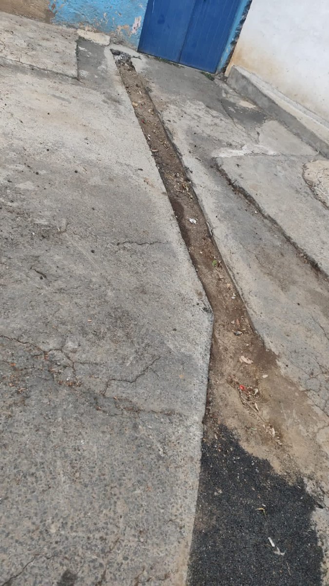 ch_apis75's tweet photo. @Gabyosoriohdz   #reporte  a medias dejan #obra inconclusa @TlalpanAl @telediario @GobiernoMX  #colonia mirador del valle desde hace tres semanas en calle cerro san Andrés esquina con primer privada de xitle https://t.co/AcG5NcIJ4A
