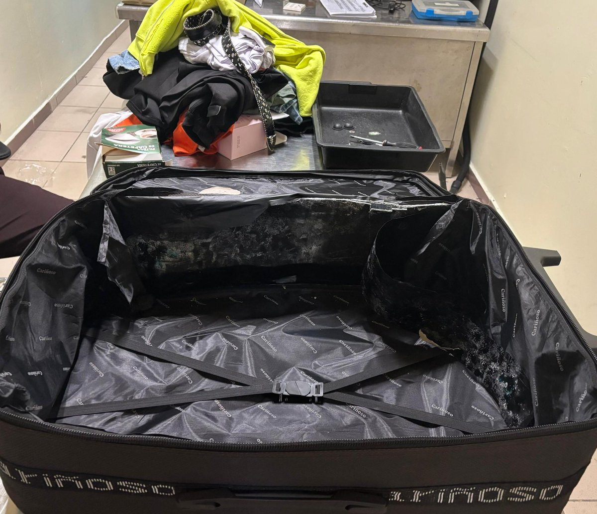 vicejefeagr's tweet photo. COCAÍNA oculta en el doblefondo de la maleta de un pasajero fue detectada en el aeropuerto de La Habana. La excelente preparación de las fuerzas de la #AduanadeCuba y el  órgano antidrogas permitió obstaculizar la 6ta operación de narcotráfico en el año. https://t.co/YFJWSEGefM