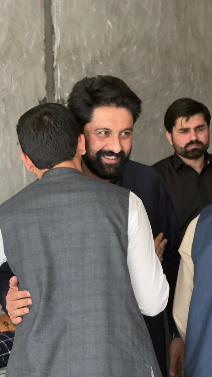 EngrAshtam123's tweet photo. عید کے تیسرے دن، علاقہ معززین، پارٹی عہدیداران اور کارکنان کی بڑی تعداد انجینئر آشتم خان (سابق مرکزی ڈپٹی جنرل سیکرٹری، انصاف یوتھ ونگ) کی رہائشگاہ پر آمد کا سلسلہ جاری ہے۔ اس موقع پر آنے والے مہمانوں نے انجینئر آشتم خان کو عید کی مبارکباد دی اور نیک تمناؤں کا اظہار کیا۔
@MeenakhanAfridi
#EidMubarak #EidDay3 #PTI #InsafYouthWing #Unity #celebration