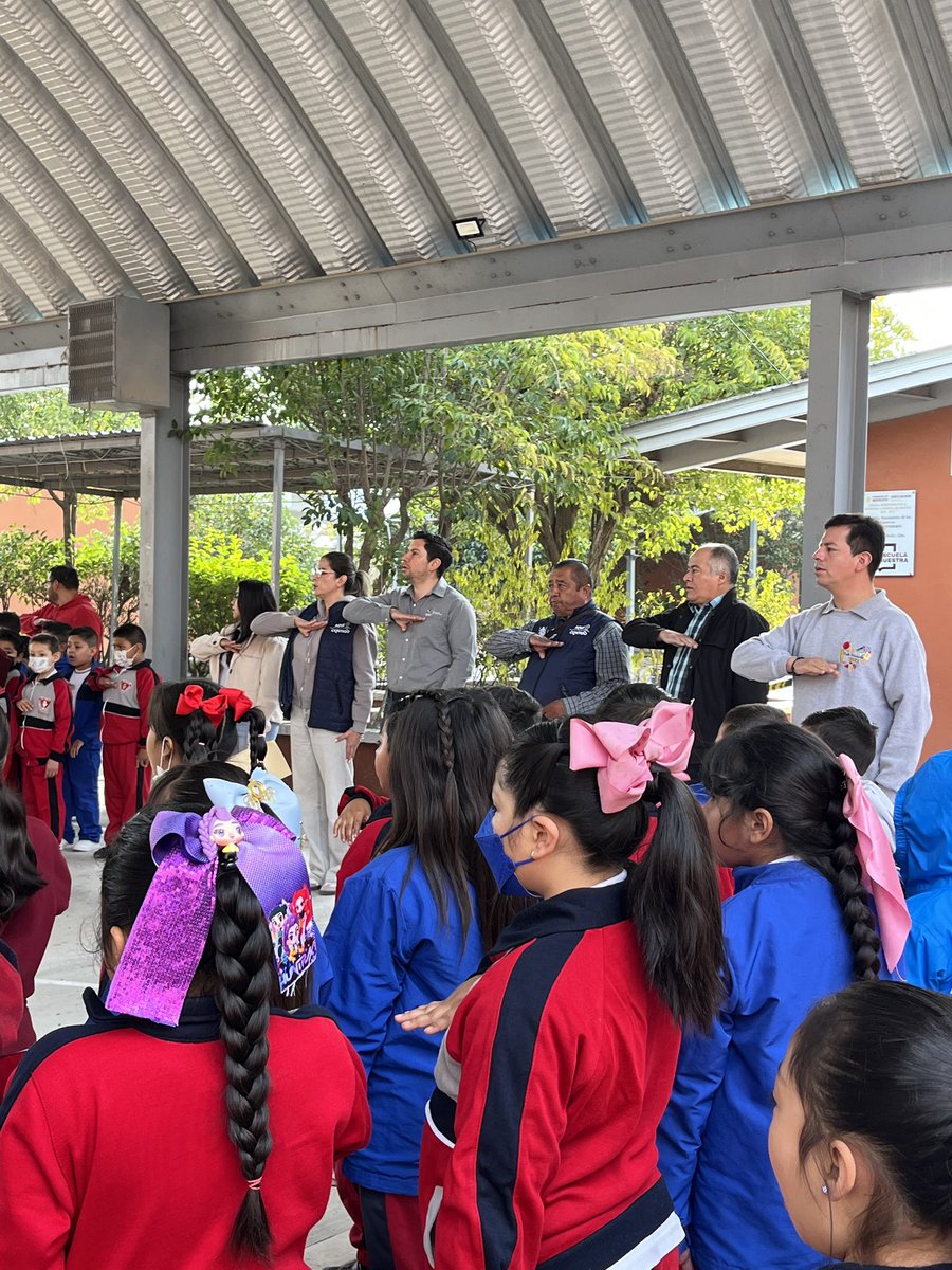 SedeaQro's tweet photo. Visitamos el municipio de Pedro Escobedo para acompañar a los alumnos de la primaria Benemérito de las Américas en sus Honores a la Bandera. Para el gobernador @makugo la educación es la herramienta más poderosa para transformar nuestro estado. ¡Juntos, #AquíContigo! 🎓 https://t.co/WQaqjR4qfx