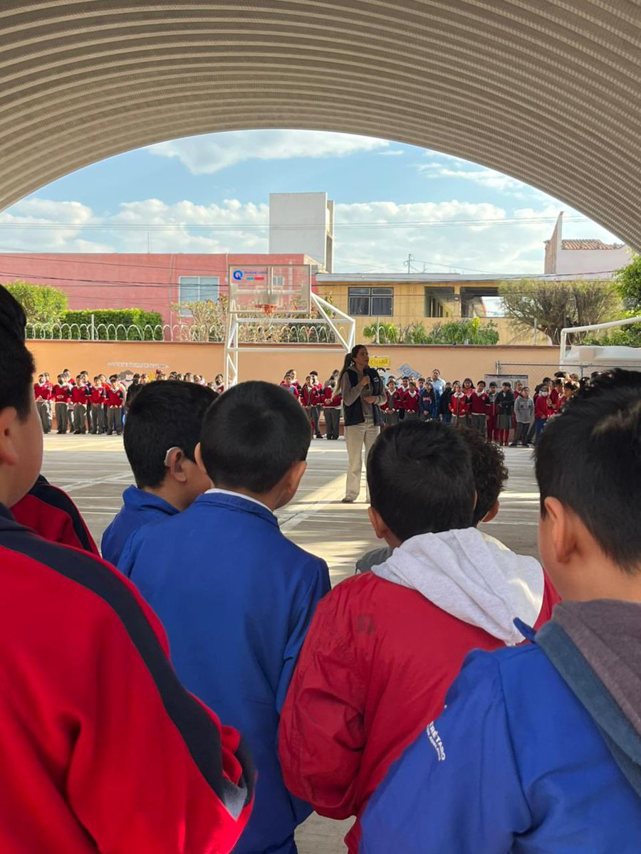 SedeaQro's tweet photo. Visitamos el municipio de Pedro Escobedo para acompañar a los alumnos de la primaria Benemérito de las Américas en sus Honores a la Bandera. Para el gobernador @makugo la educación es la herramienta más poderosa para transformar nuestro estado. ¡Juntos, #AquíContigo! 🎓 https://t.co/WQaqjR4qfx