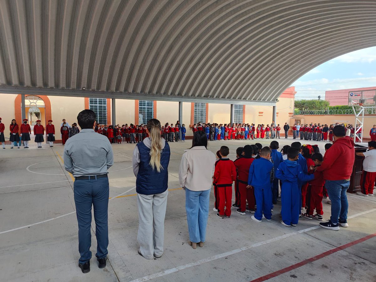 SedeaQro's tweet photo. Visitamos el municipio de Pedro Escobedo para acompañar a los alumnos de la primaria Benemérito de las Américas en sus Honores a la Bandera. Para el gobernador @makugo la educación es la herramienta más poderosa para transformar nuestro estado. ¡Juntos, #AquíContigo! 🎓 https://t.co/WQaqjR4qfx