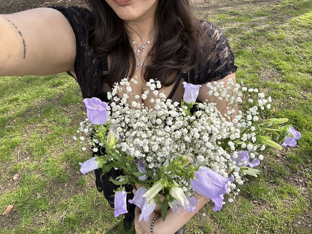 eesha ✰ tweet media