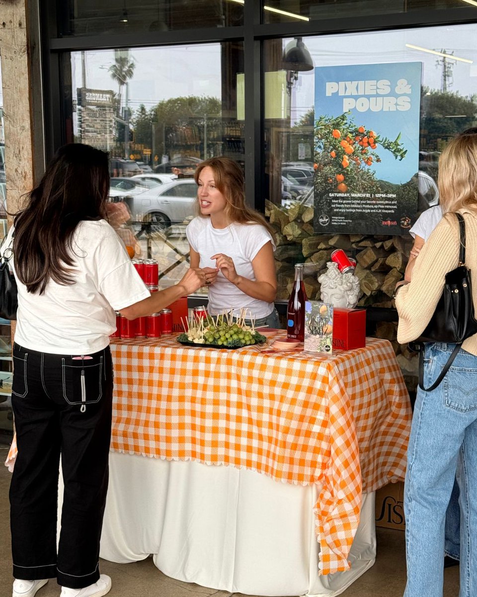 MelissasProduce's tweet photo. Weekend recap โ
We welcomed the Ojai Pixie grower, sampled great coffee, and highlighted some seriously amazing tropical produce at @VintageGrocers.
Nothing beats connecting growers, retailers, and shoppers in one place. ๐โ๐ด
#MelissasProduce #connectwithyourfood https://t.co/33oapGhl0M