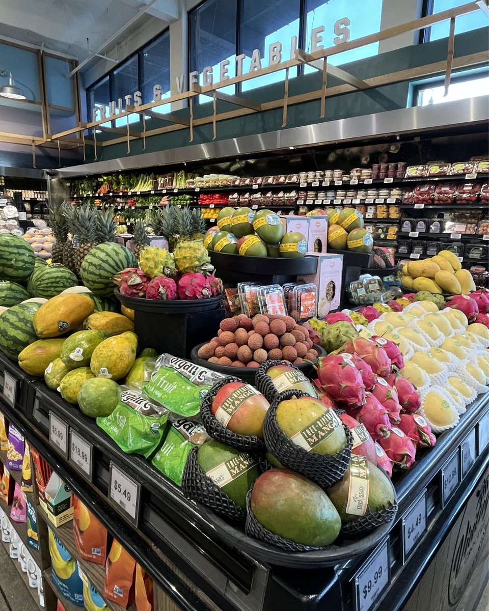 MelissasProduce's tweet photo. Weekend recap โ
We welcomed the Ojai Pixie grower, sampled great coffee, and highlighted some seriously amazing tropical produce at @VintageGrocers.
Nothing beats connecting growers, retailers, and shoppers in one place. ๐โ๐ด
#MelissasProduce #connectwithyourfood https://t.co/33oapGhl0M