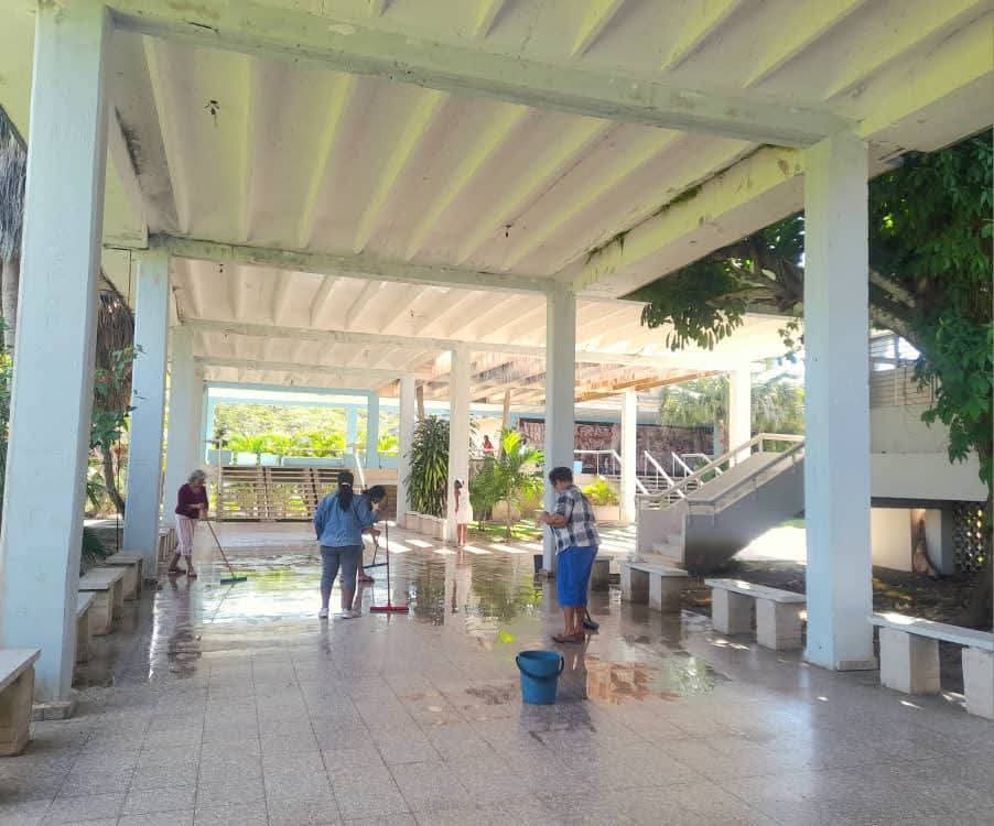 CubaMES's tweet image. 🏛👍🏻 En cada rincón de la @ucfgos hay manos que, desde la entrega silenciosa, construyen el entorno que nos acoge y nos inspira. 

👏 #Gracias a cada trabajador, por ser parte fundamental de esta gran familia universitaria.

ℹ️📷 #UCf 
#SomosUCf  #UniversidadCubana #Cuba