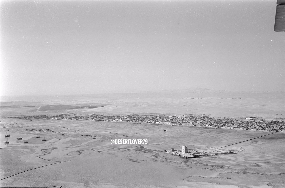 desertlover79's tweet photo. صورة جوية نادرة لمدينة الدمام في المملكة العربية السعودية و تظهر قلعة الجلاهمة و تلال الظهران في عمق الصورة ١٩٤٧ م https://t.co/MfQikA2bdR