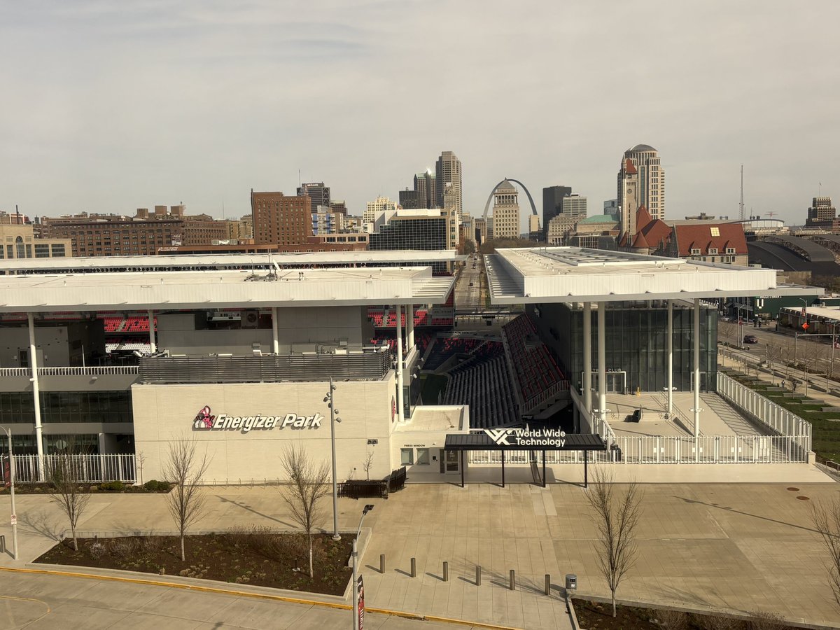 EmmaGroundGuide's tweet image. Onto the next step of our USA trip and our hotel is next door to the home of @stlCITYsc 

#StLouis #USA #MLS